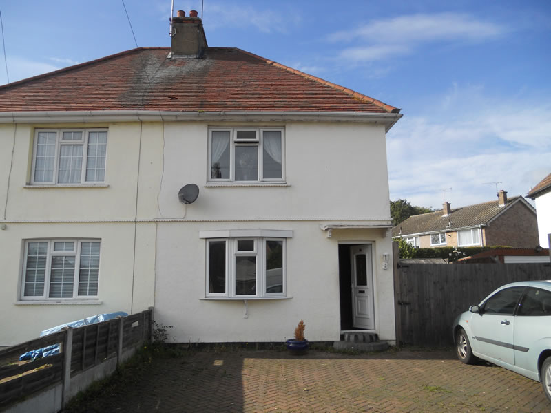 Frontal view of a house in Queensmere successfully bought by Housebuyers4u